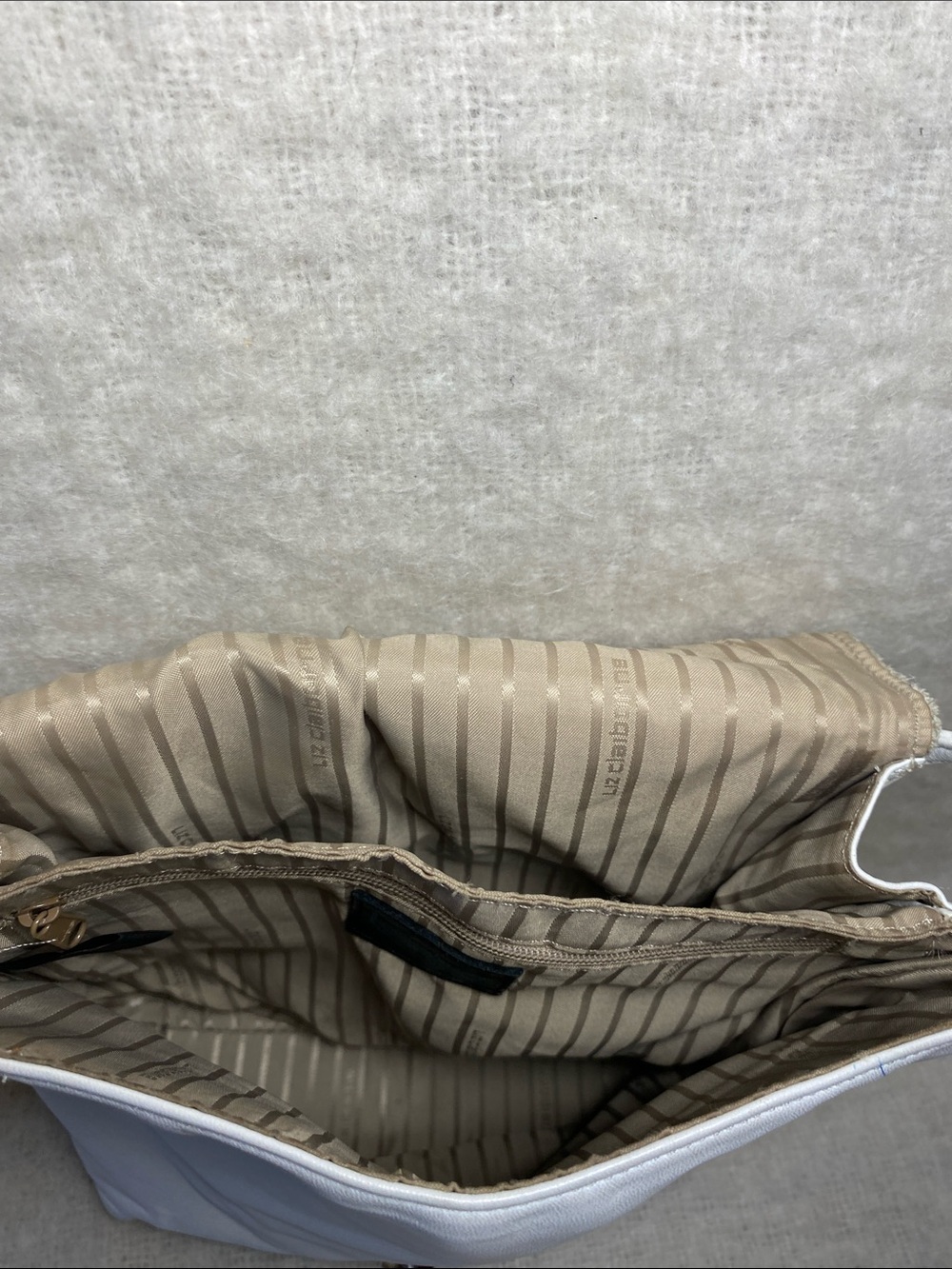 LC White Leather Crossbody Bag - Classic Everyday Shoulder Bag - Picture 8 of 10